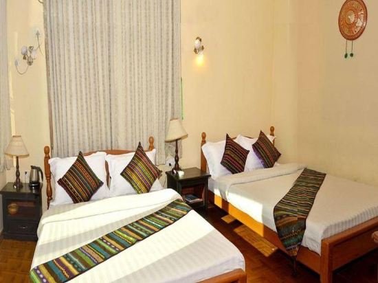 Фото Mr. Charles Hotel