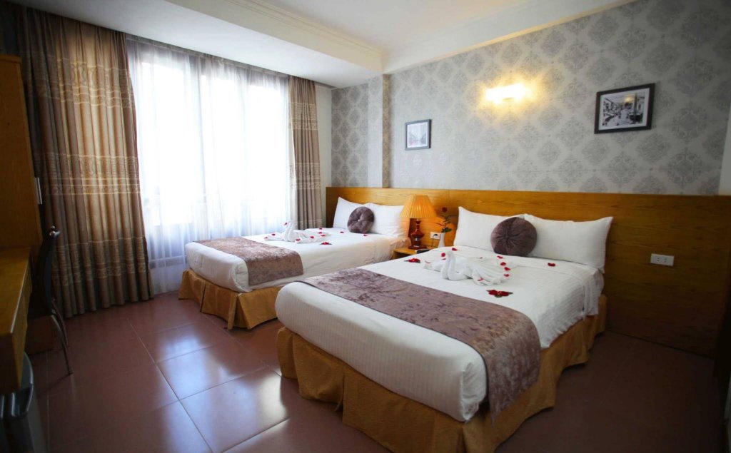 Фото Madam Moon Hotel