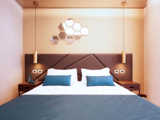 Фото The Hive Hotel