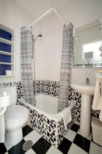 Гостиница Hostal Adriano в Провинции Мадрид