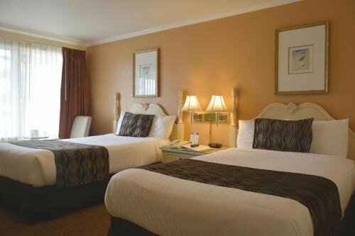 Внешний вид отеля Oasis Inn & Suites в Санта-Барбаре, фото 3