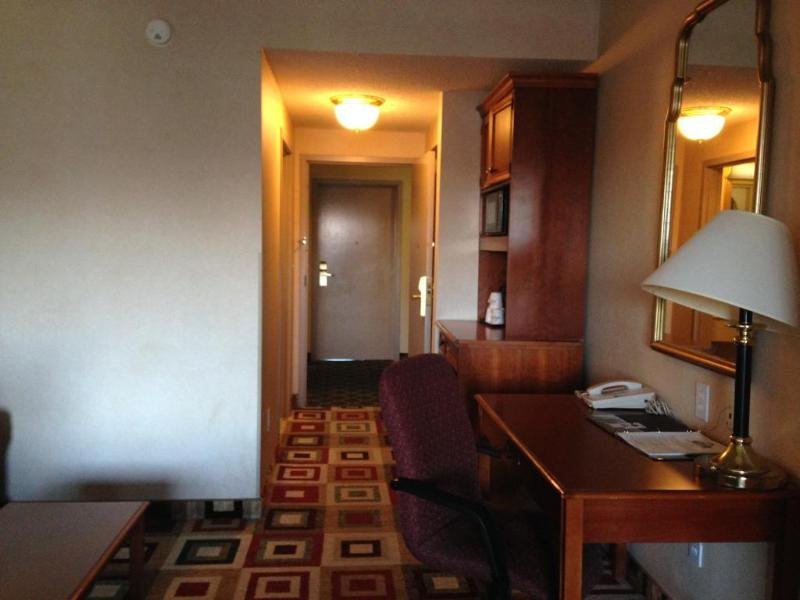 Фото Days Inn & Suites by Wyndham Albany