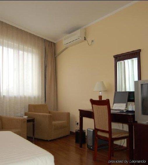 Фото Shanghai Lakeside Holiday Inn