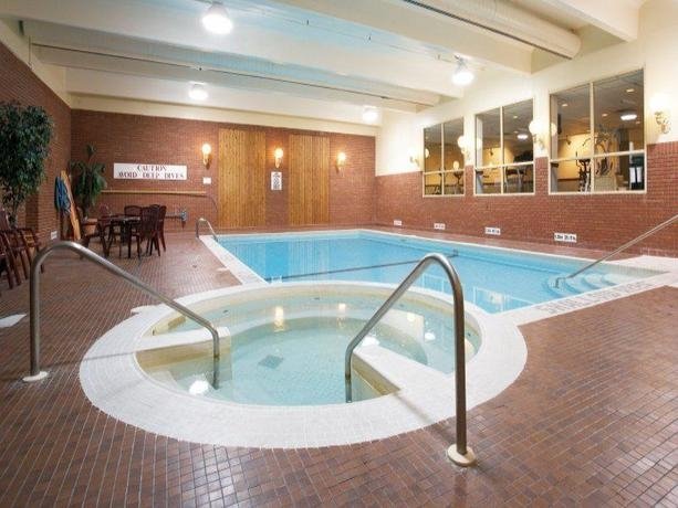 Фото DoubleTree by Hilton Toronto Airport