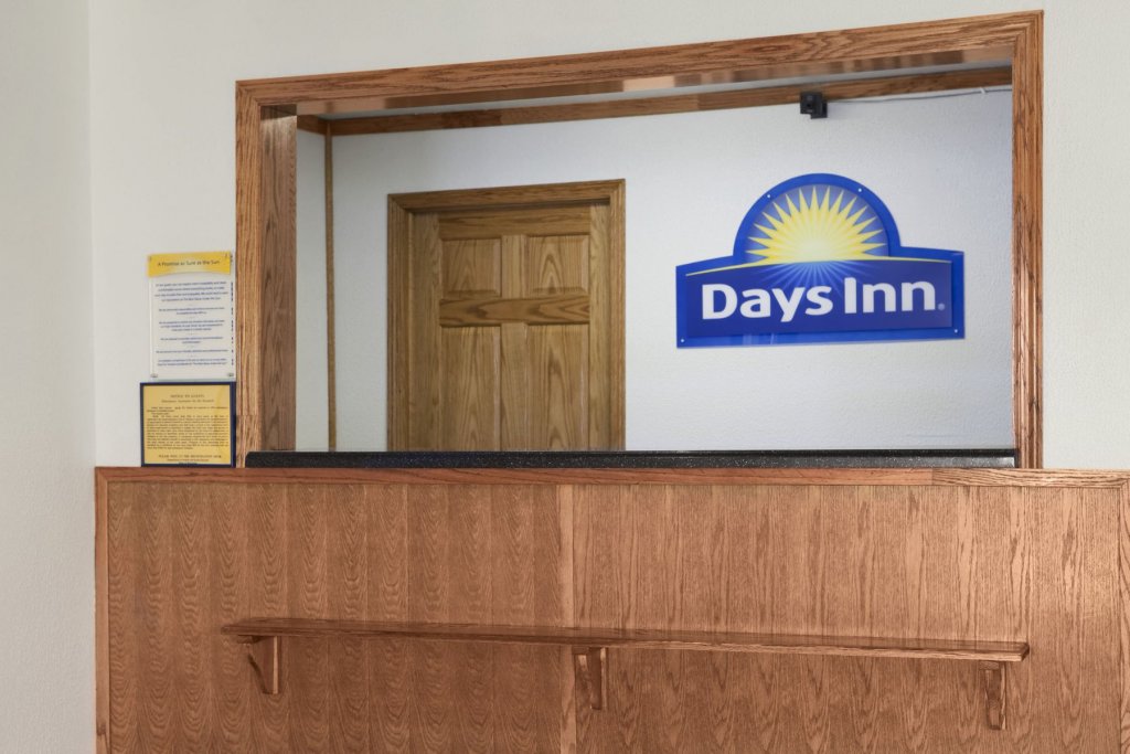Фото Days Inn by Wyndham Stoughton Wi