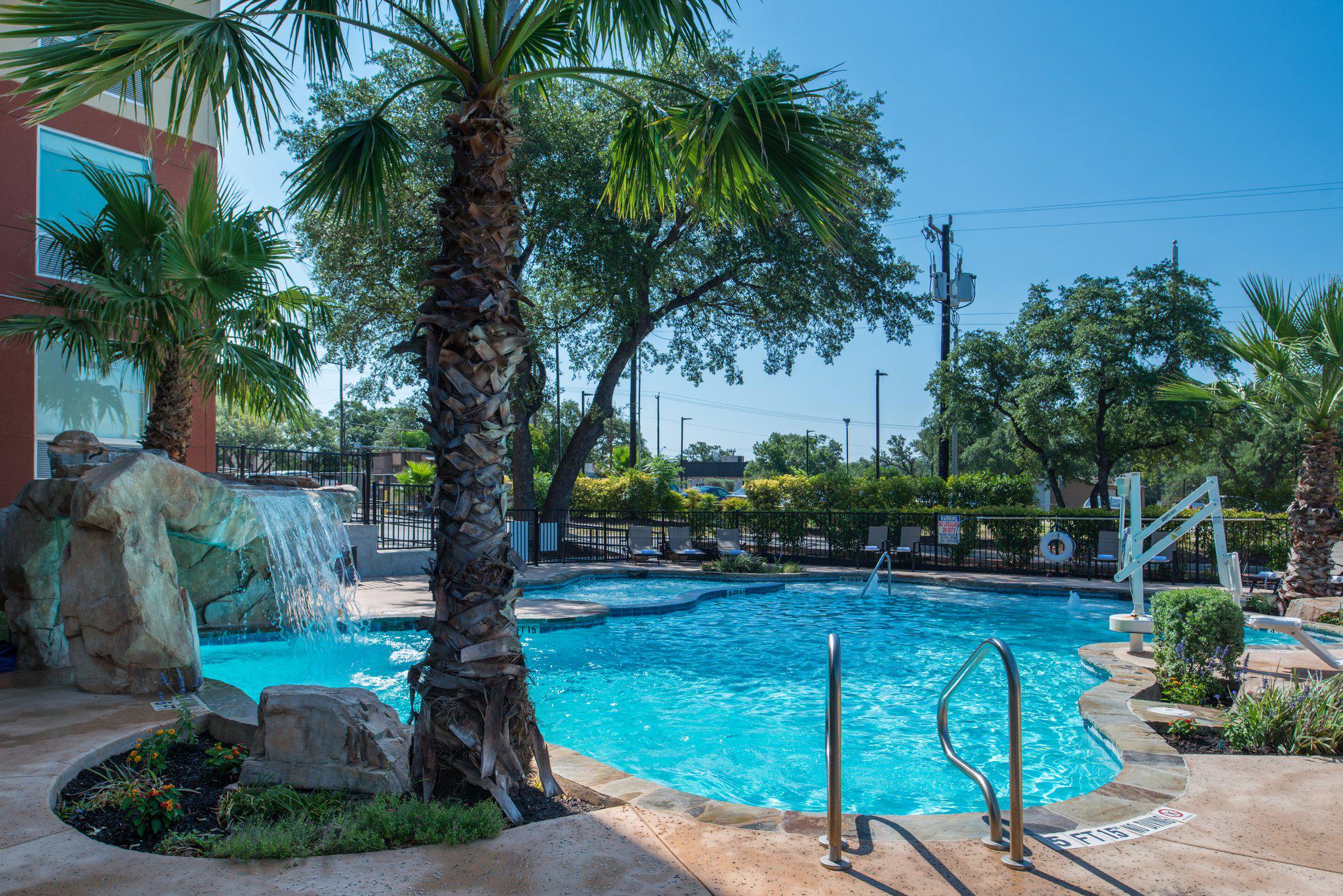 Фото Holiday Inn Express & Suites San Antonio Medical-Six Flags, an Ihg Hotel