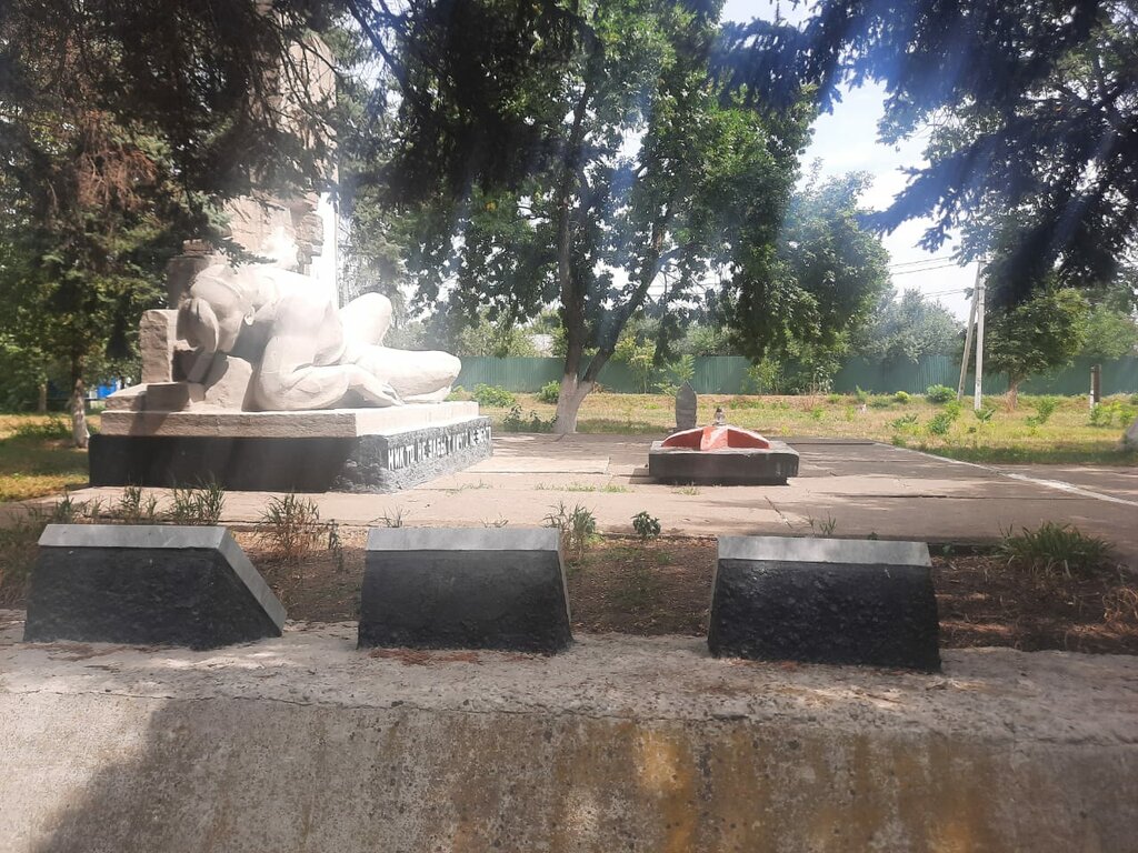 Памятник, мемориал Обелиск рабочим и служащим сахарного завода, погибшим в годы Великой Отечественной войны, Краснодарский край, фото