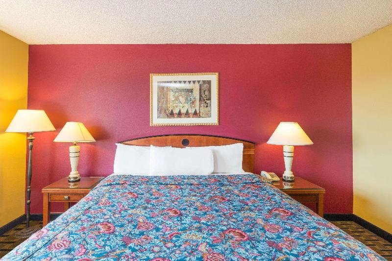 Фото Days Inn by Wyndham Red Bluff