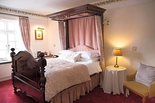 Фото Two Bridges Hotel