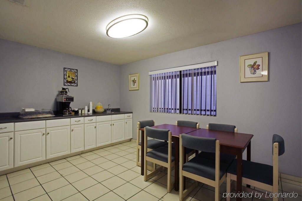 Фото Days Inn by Wyndham Hemet