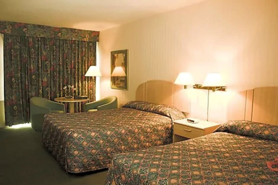 Фото Knights Inn Toronto East