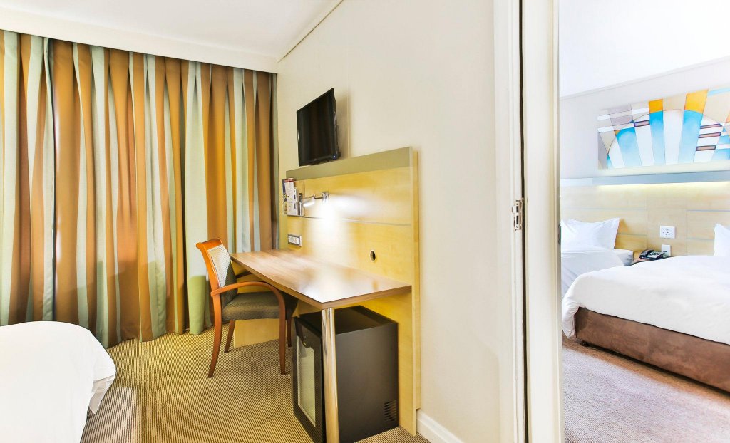 Фото Holiday Inn Express Sandton Woodmead, an Ihg Hotel
