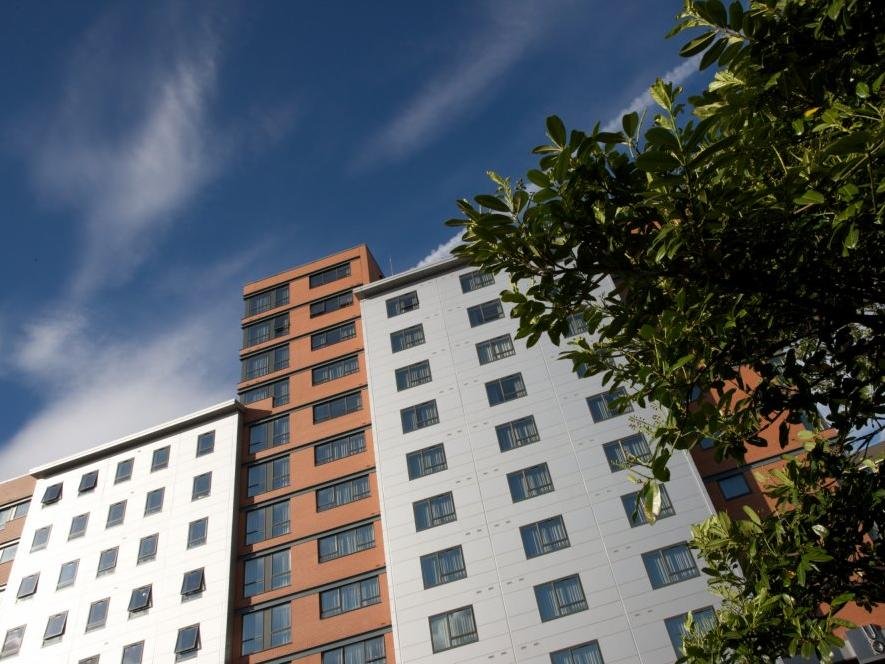 Фото Roomzzz Leeds City West