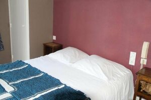 Hotel de la Poste (Normandie, Departеment Manche, Arrondissement d'Avranches, Mortain-Bocage, Place des Arcades, 5), hotel