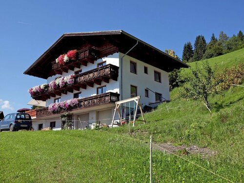 Гостиница Spacious Apartment in Sankt Johann im Pongau With Garden