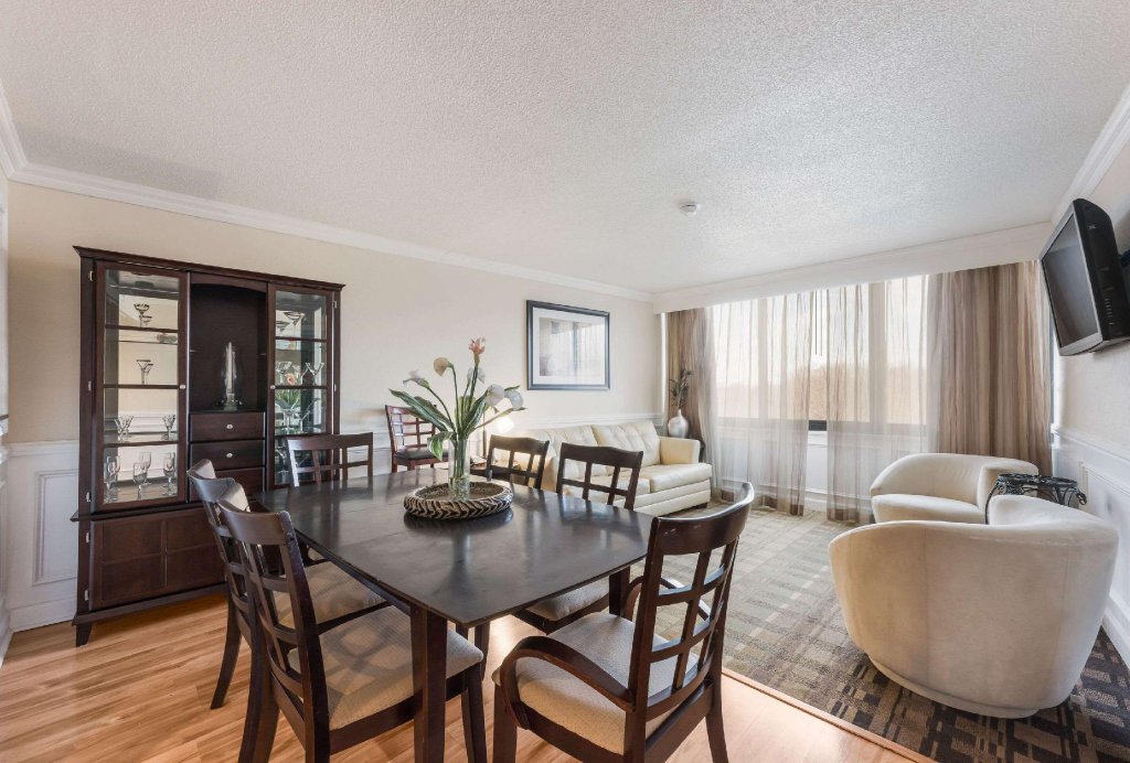 Фото Clarion Hotel & Suites