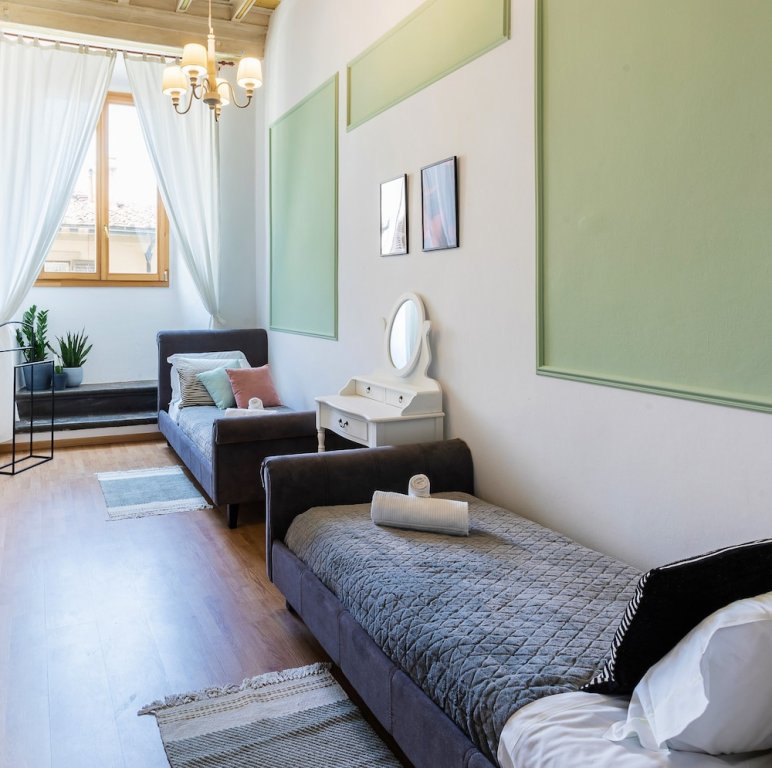 Фото A Florence Palace - 4 Bedroom Apt - Santa Croce