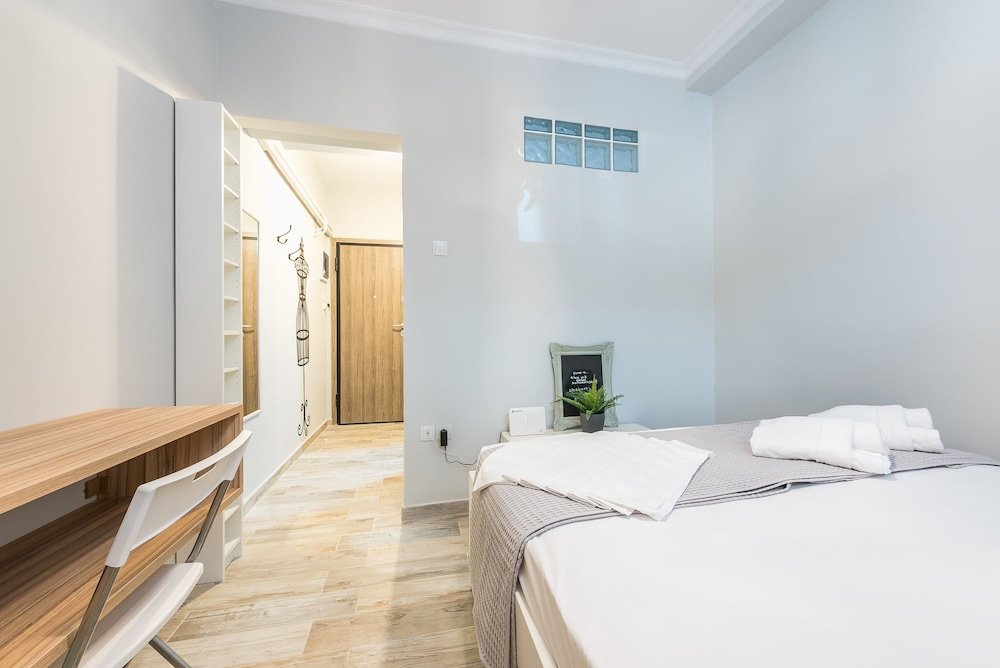 Фото Welcoming Koukaki Home by Cloudkeys