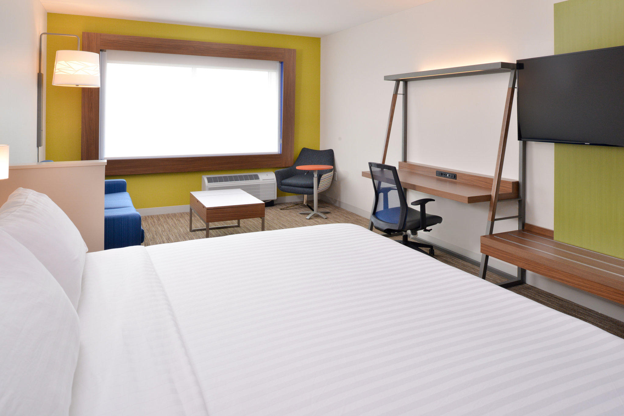 Фото Holiday Inn Express & Suites Madison, an Ihg Hotel