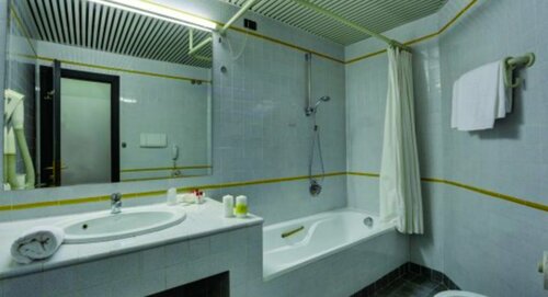 Внешний вид отеля Hotel Leonardo da Vinci в Лимоне-суль-Гарде, фото 5