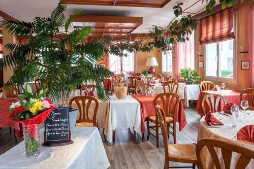 Гостиница Logis Hôtel les Voyageurs в Тйе