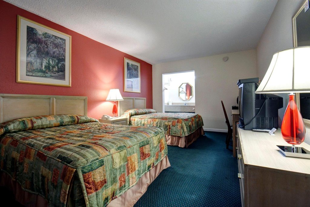 Фото Americas Best Value Inn Port Jefferson Station Long Island