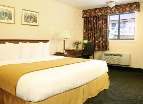 Фото Days Inn by Wyndham Woodbury Long Island