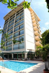 Гостиница The Courtleigh Hotel and Suites