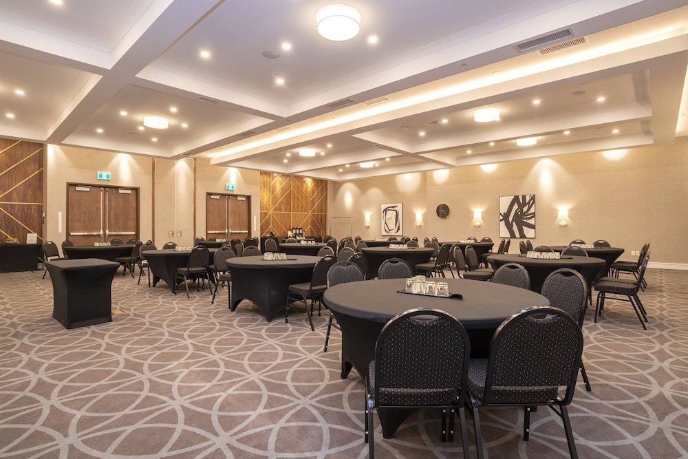 Фото Sandman Signature Sherwood Park Hotel