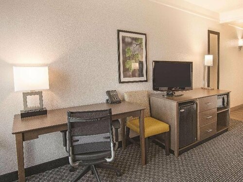 Гостиница La Quinta by Wyndham Arlington North 6 Flags Dr в Арлингтоне