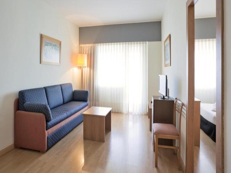 Фото Hotel Ilunion Romareda