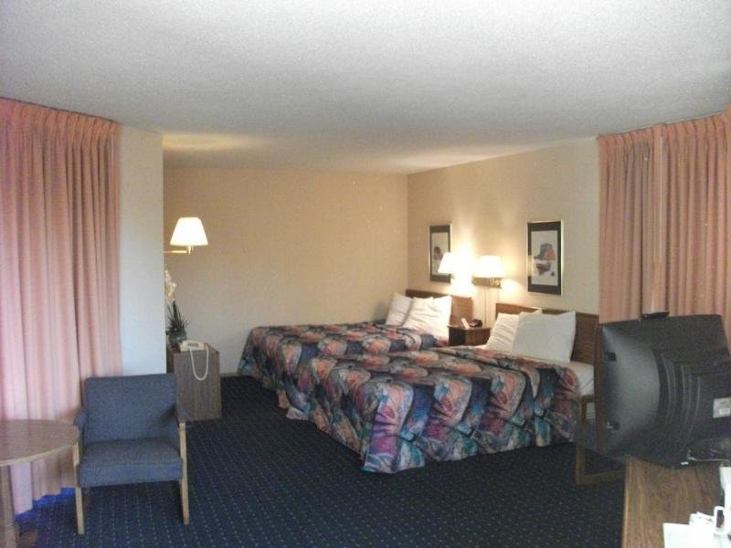 Фото Knights Inn Mackinaw City