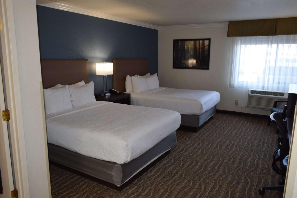 Фото Best Western Town & Country Lodge