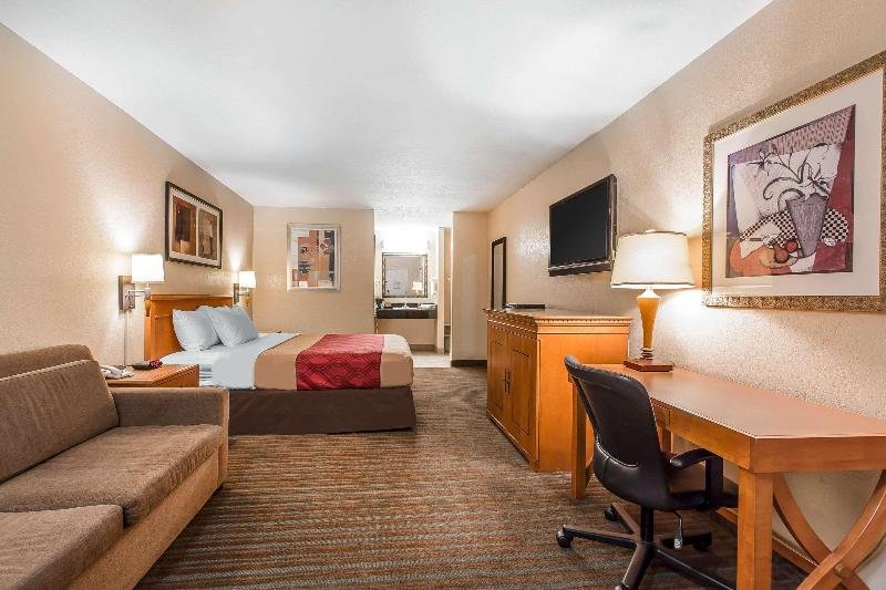 Фото Econo Lodge Inn & Suites El Cajon San Diego East