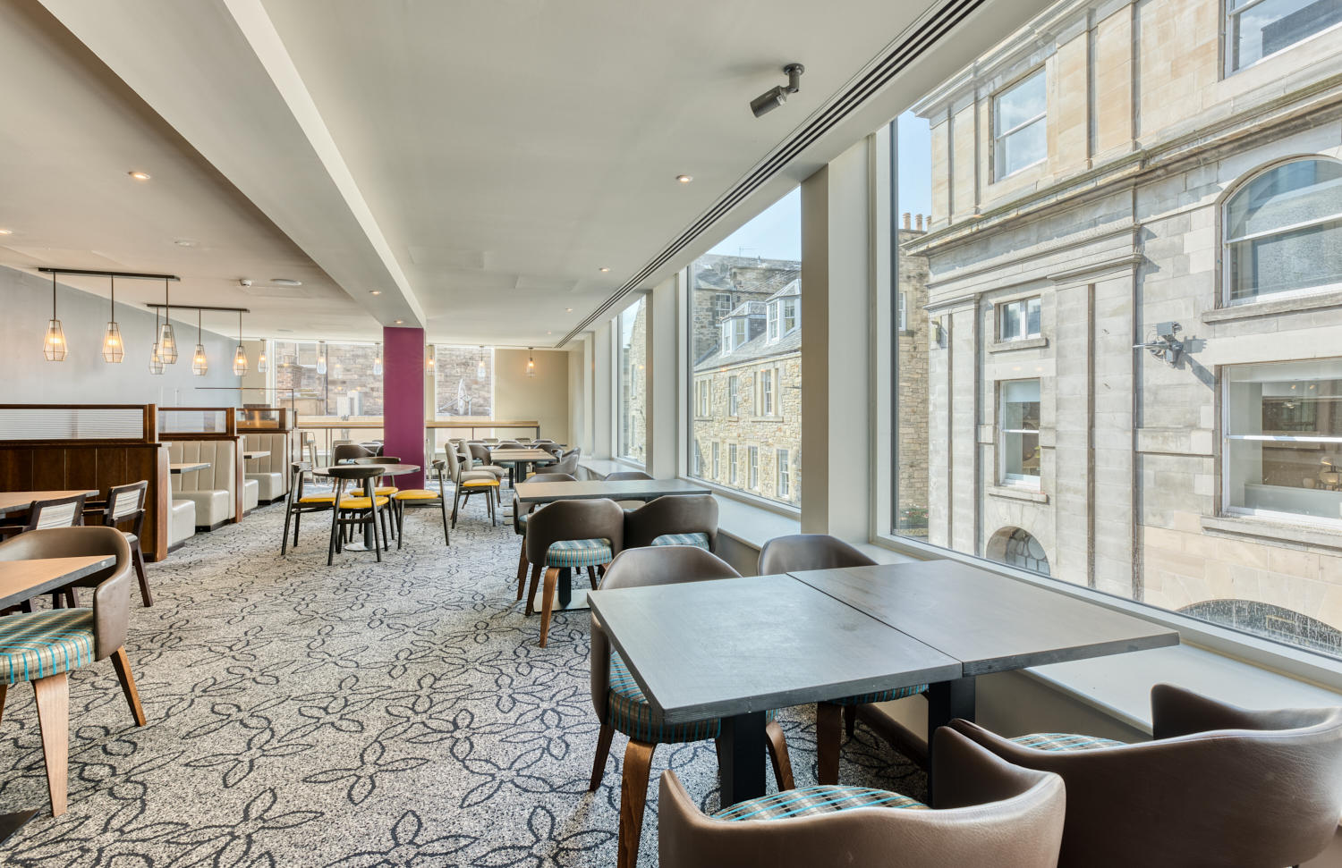Фото Hub by Premier Inn Edinburgh City Centre