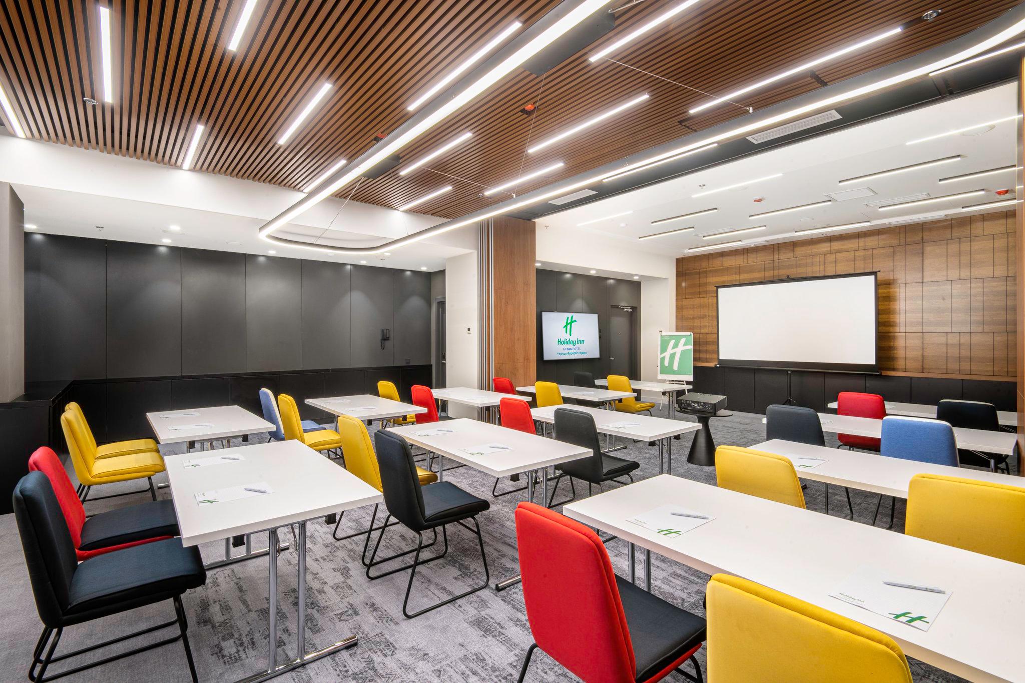 Фото Holiday Inn Yerevan Republic Square