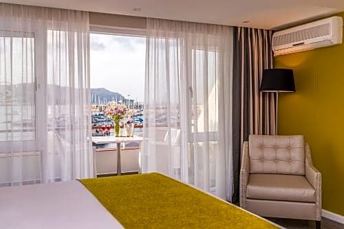 Фото Simon’s Town Quayside Hotel