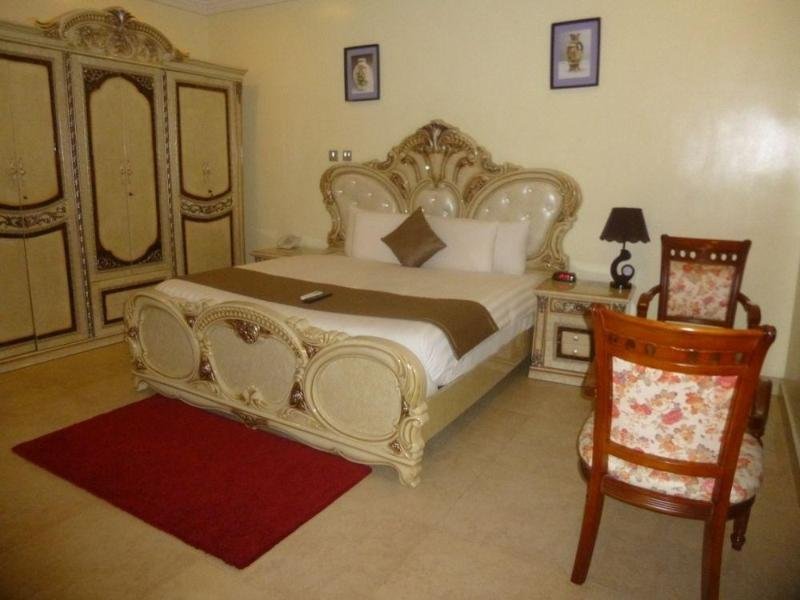 Фото Warri Wetland Hotel