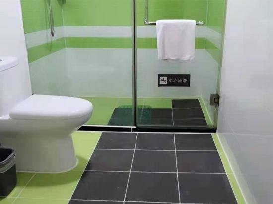 Фото 7Days Inn Shanghai LuJiaZui ShiMao Riviera GaRoaden