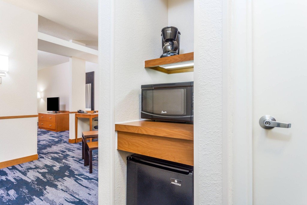 Фото Courtyard Madison East