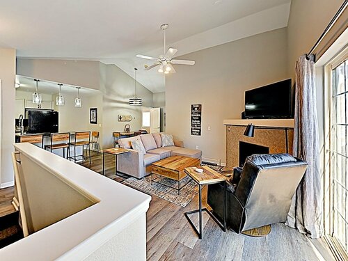 Жильё посуточно New Listing! Mountain-view: Pool & Hot Tub 2 Bedroom Condo