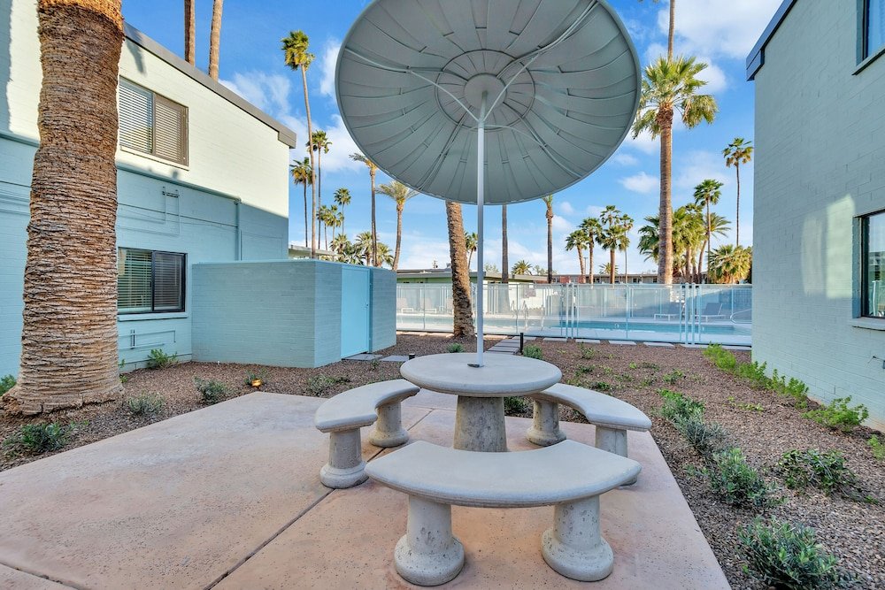 Фото Intimate Well Appointed-Old Town-Pool