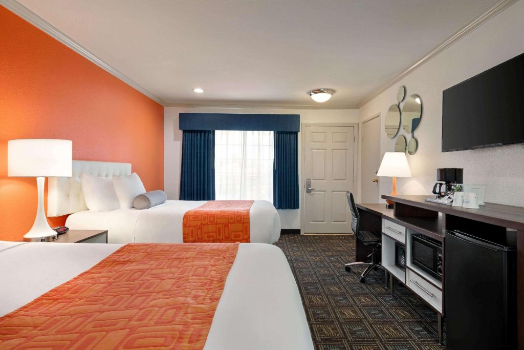 Фото Howard Johnson by Wyndham San Diego State University Area