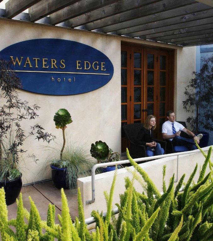 Фото Waters Edge Hotel
