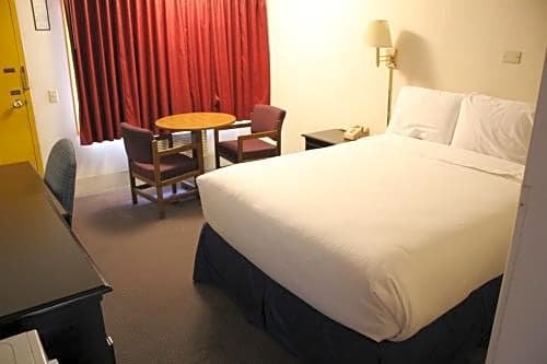 Фото Red Carpet Inn North East