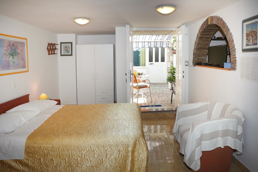 Фото Apartments Knezovic