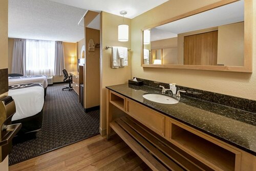Гостиница La Quinta Inn & Suites by Wyndham West Palm Beach Airport в Уэст-Палм-Бич