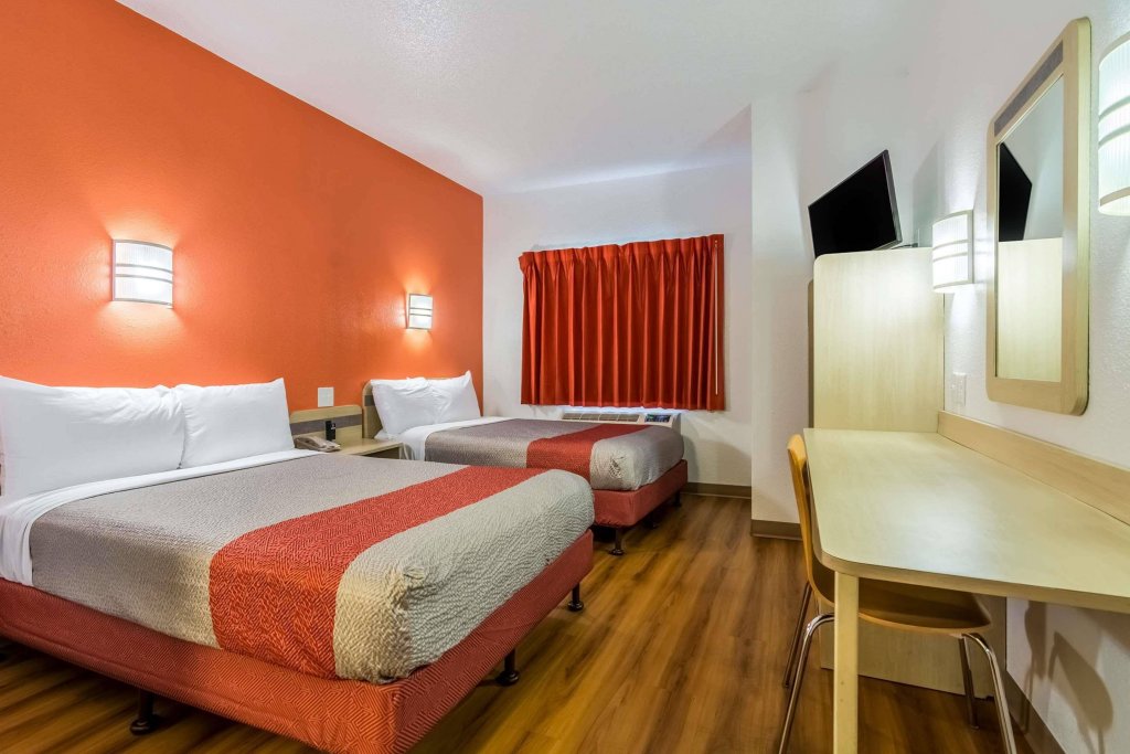 Фото Clarion Hotel Fort Mill Near Amusement Park