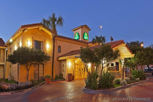 Внешний вид отеля La Quinta Inn by Wyndham San Antonio Market Square в Сан-Антонио, фото 4