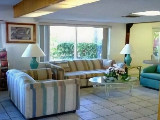 Гостиница Super 8 by Wyndham Sarasota Near Siesta Key